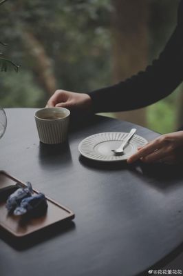 总裁夫人带女儿游玩晒美照 扎丸子头干练俏皮 购1500平米工厂进军美茶事业